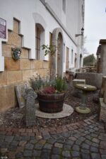 Historický venkovský křížek z masivní žuly