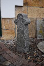 Historický venkovský křížek z masivní žuly