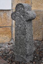 Historický venkovský křížek z masivní žuly