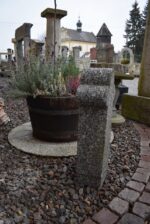 Historický venkovský křížek z masivní žuly