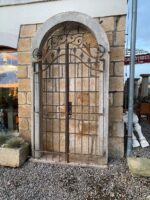Krásná starožitná umělecky kovaná dvoukřídlá brána