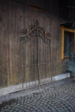 Krásná starožitná umělecky kovaná dvoukřídlá brána