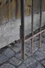 Krásná starožitná umělecky kovaná dvoukřídlá brána