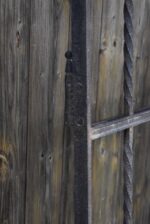 Krásná starožitná umělecky kovaná dvoukřídlá brána