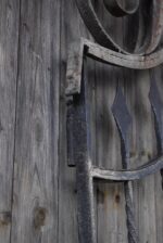 Krásná starožitná umělecky kovaná dvoukřídlá brána