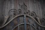Krásná starožitná umělecky kovaná dvoukřídlá brána
