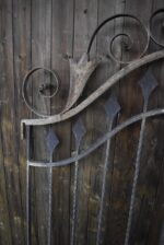 Krásná starožitná umělecky kovaná dvoukřídlá brána