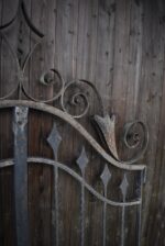 Krásná starožitná umělecky kovaná dvoukřídlá brána
