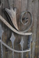 Krásná starožitná umělecky kovaná dvoukřídlá brána