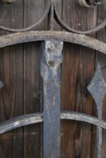 Krásná starožitná umělecky kovaná dvoukřídlá brána