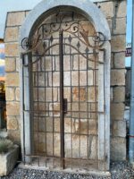Krásná starožitná umělecky kovaná dvoukřídlá brána