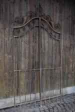 Krásná starožitná umělecky kovaná dvoukřídlá brána