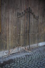 Krásná starožitná umělecky kovaná dvoukřídlá brána