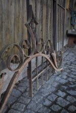 Krásná starožitná umělecky kovaná dvoukřídlá brána