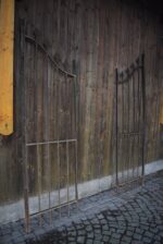 Krásná starožitná umělecky kovaná dvoukřídlá brána