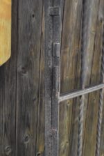 Krásná starožitná umělecky kovaná dvoukřídlá brána