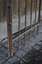 Krásná starožitná umělecky kovaná dvoukřídlá brána