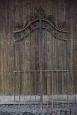 Krásná starožitná umělecky kovaná dvoukřídlá brána