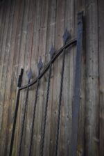 Krásná starožitná umělecky kovaná dvoukřídlá brána