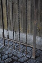 Krásná starožitná umělecky kovaná dvoukřídlá brána