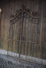 Krásná starožitná umělecky kovaná dvoukřídlá brána
