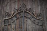 Krásná starožitná umělecky kovaná dvoukřídlá brána