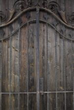 Krásná starožitná umělecky kovaná dvoukřídlá brána