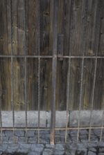 Krásná starožitná umělecky kovaná dvoukřídlá brána