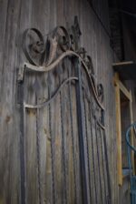 Krásná starožitná umělecky kovaná dvoukřídlá brána