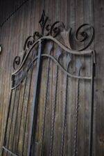 Krásná starožitná umělecky kovaná dvoukřídlá brána