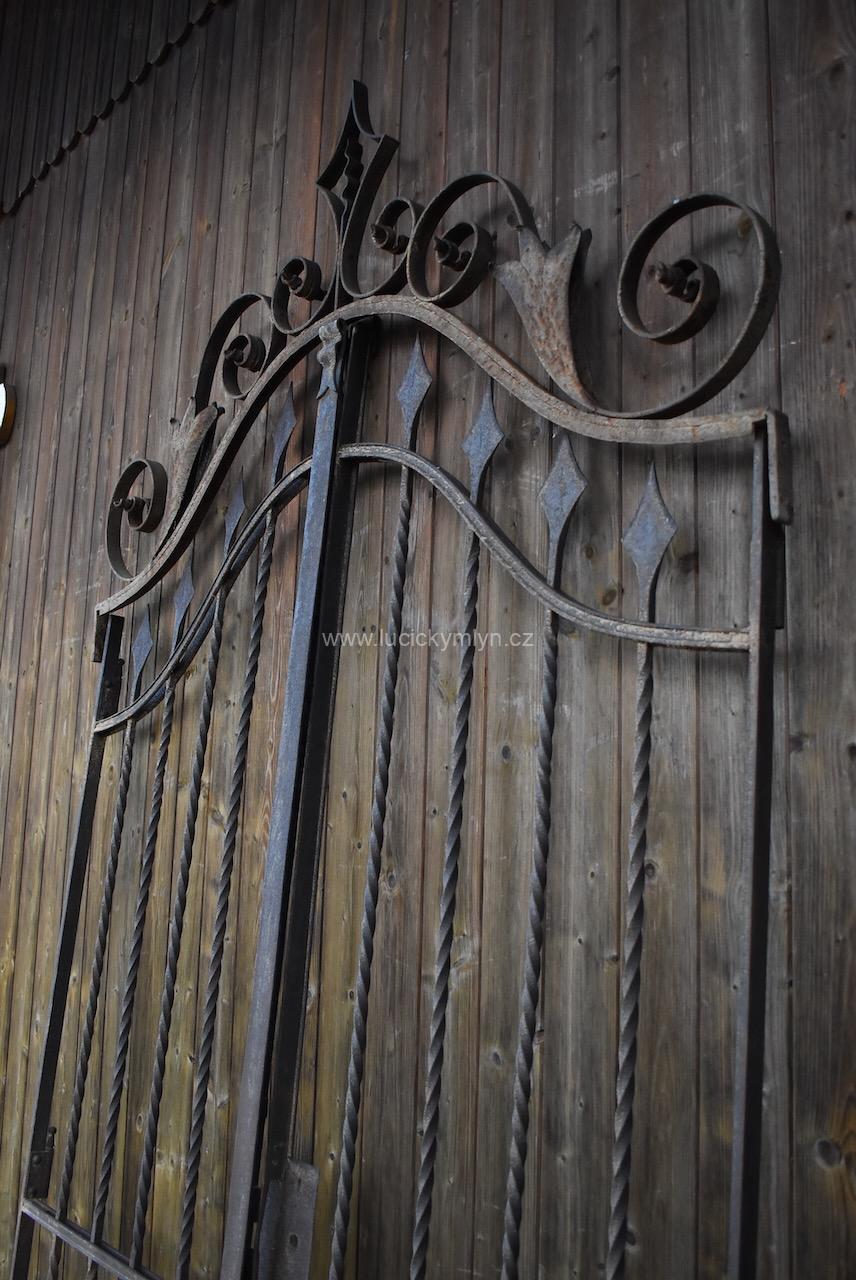 Krásná starožitná umělecky kovaná dvoukřídlá brána Krásná starožitná umělecky kovaná dvoukřídlá brána