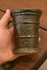 Hodnotný starožitný renesanční litinový hmoždíř s paličkou