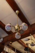 Středně větší starožitný tří-ramenný lustr v historizujícím stylu