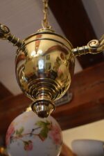 Středně větší starožitný tří-ramenný lustr v historizujícím stylu