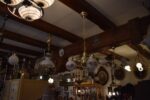 Středně větší starožitný tří-ramenný lustr v historizujícím stylu