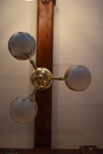 Středně větší starožitný tří-ramenný lustr v historizujícím stylu