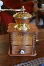 Hezký starožitný rokokově prohýbaný kávomlýnek