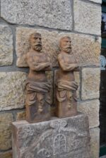 Větší starožitné fasádní pilastrové ozdoby - sošky Atlantů