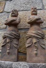 Větší starožitné fasádní pilastrové ozdoby - sošky Atlantů