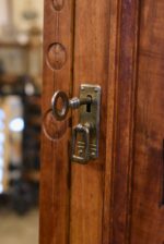 Větší secesní stojací či závěsná ořechová skříňka či lékárnička