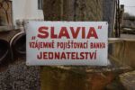 Starožitná smaltovaná cedule „SLAVIA”  VZÁJEMNĚ POJIŠŤOVACÍ BANKA
