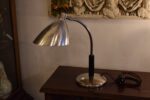 Elegantní chromovaná starožitná stolní funkcionalistická lampička