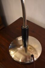 Elegantní chromovaná starožitná stolní funkcionalistická lampička