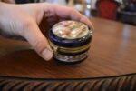 Menší starožitná kobaltově modrá porcelánová dóza