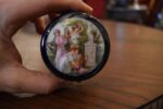Menší starožitná kobaltově modrá porcelánová dóza