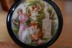 Menší starožitná kobaltově modrá porcelánová dóza