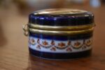 Menší starožitná kobaltově modrá porcelánová dóza