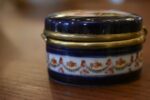 Menší starožitná kobaltově modrá porcelánová dóza