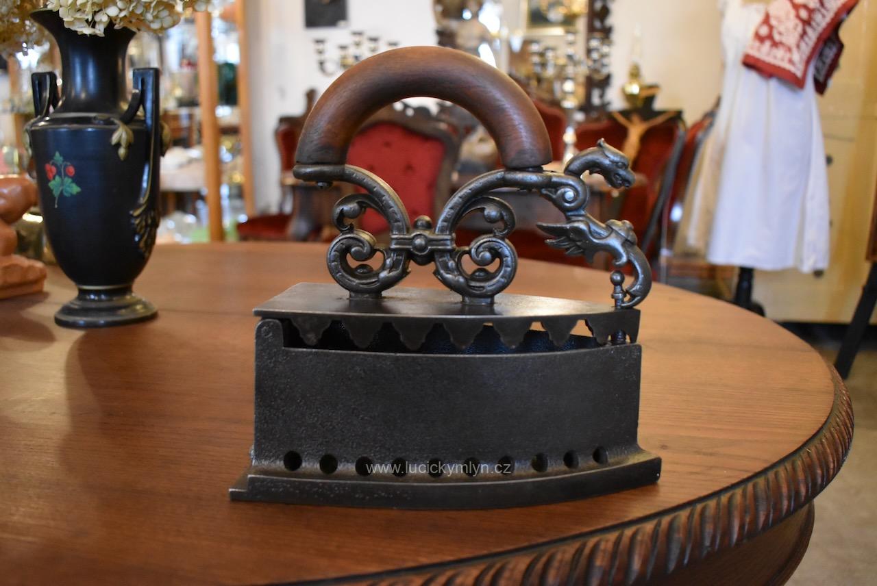 Mimořádně pěkná a hodnotnější starožitná žehlička Mimořádně pěkná a hodnotnější starožitná žehlička