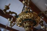 Starožitný šesti-ramenný svíčkový lustr na elektřinu